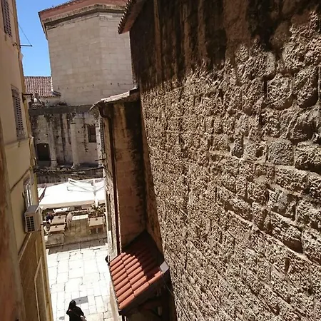 Sfinga In The Heart Of Diocletian's Palace スプリト