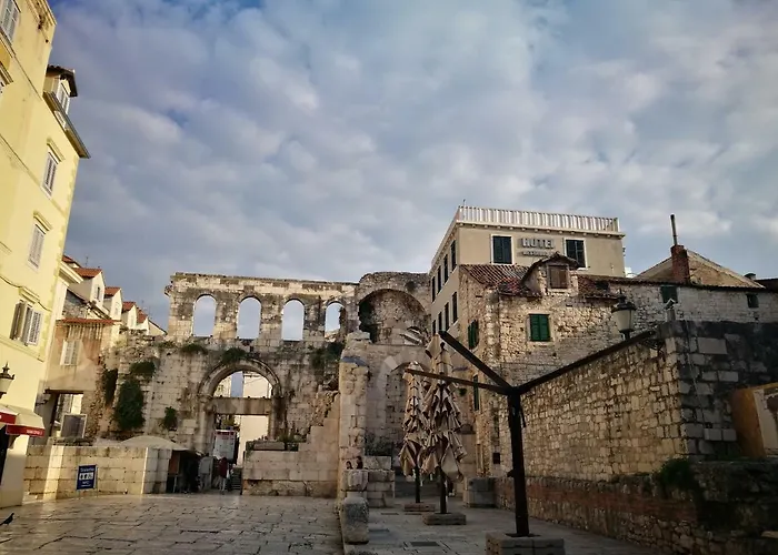 Sfinga In The Heart Of Diocletian's Palace Apartman *