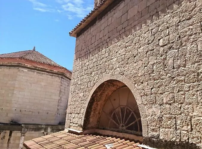 Sfinga In The Heart Of Diocletian's Palace Apartman