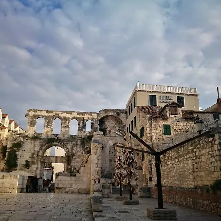 Sfinga In The Heart Of Diocletian's Palace Apartmán *
